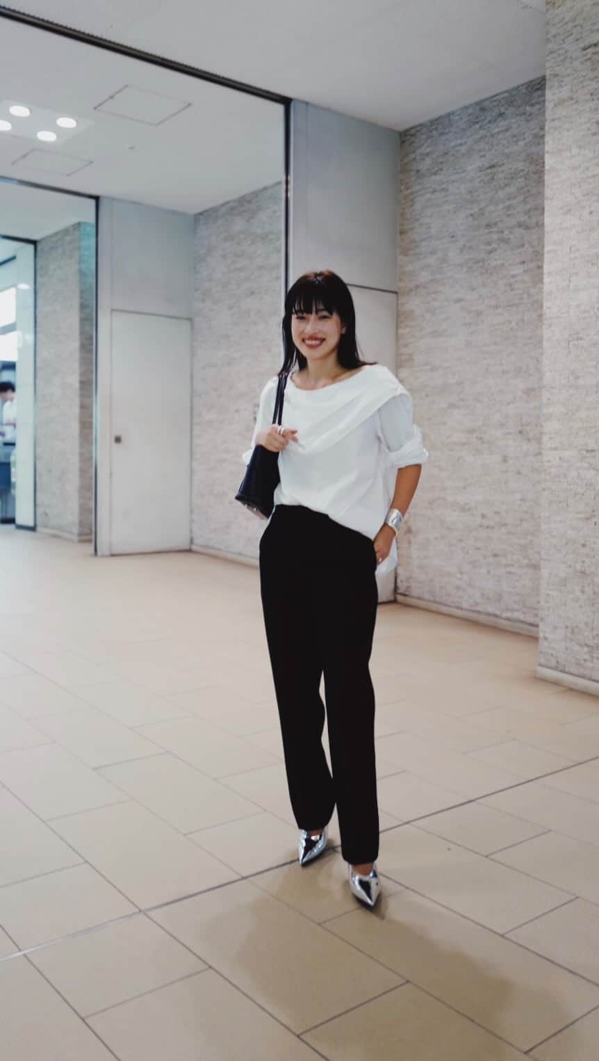 JUNNAのインスタグラム：「ランチタイム with @re__ko.skr   本日は青山一丁目の @subwayjp へ  シーザーBLT率が高めだけど、今日は気分を変えてえびアボカド🦐🥑  れーこさんは新作のメキシカンミートタコスをオーダーしたよ🇲🇽🌮  皆んなは何が好き？  tops/ #ETREタイプライターオフショルダートップス pants/ #jilsander bag/ @newbottega  shoes/ #BottegaVeneta  #青山一丁目」