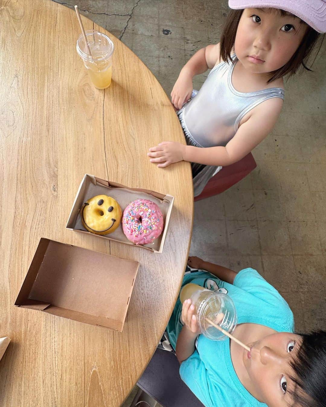三苫愛のインスタグラム：「Today‘s photo dump📱 ワンオペ日曜日。ずーっと行きたいと言われてた @wildriverswaterparkirvine へ。 去年も行ってすごい楽しかったからまた今年も行きました❤️‍🔥 三悶着くらいありましたがまた日焼けを増し増しにして疲れ果てるまで遊びました。めちゃくちゃよかったのは @nike のジャケット。(写真7枚め)必要なものを詰め込んだり、ゴーグルを入れたり。 帰りに @goodtowndoughnutsusa に寄って美味しくいただきました🍩ハクミフは見た目で選んでたので、絶対後から違うの食べたいっていう気がして、私がシンプルなグレーズドドーナツにしといたら、全部取られました🦍 やっぱりね。 LAハット🧢を2人お揃いで買って(写真3枚め)なぜか私の買い物欲も満たされ、最高な1日でした🔥 私は足が黒焦げ🦵❤️‍🔥👴🏾」