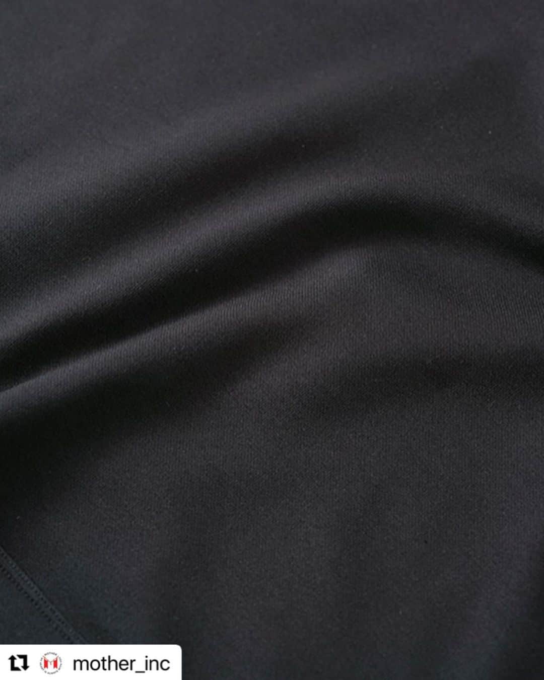 東原亜希さんのインスタグラム写真 - (東原亜希Instagram)「■キッズテックパンツ 9,900円（税込・送料別）  Color：ブラック Size：120・140・160  大人顔負けの洗練感漂うキッズテックパンツ。 表地はストレッチジャージ生地、裏地はストレッチマイクロファーフリース生地をボンディングした 伸縮性の高い生地をオリジナルで作りました。 ウエストは内側の紐で調整可能。バックの左裾下に「St.Fredy Park」の刺繍ロゴ入り。 動きやすく美しいシルエットでデイリーからタウン着としても幅広いスタイリングが楽しめます。 セットアップがオススメです！ユニセックスで着用いただけます。ブラック1色展開。120・140・160の3サイズ。  ◇◆◇◆◇◆◇◆◇◆◇◆◇◆◇◆◇  FORME 2023 A/W  COLLECTION https://mother-inc.jp/forme/  8月2日（水）12:00～8月7日（月）23:59まで 10月中旬以降順次配送予定。  ※受注生産のため【10月中旬以降】順次発送となります。 ※FORME以外の商品との同時購入はできかねます。他の商品をご購入の場合は別途ご購入ください。 ※お客様都合のキャンセル、返品はご遠慮いただいております。サイズ・色をご確認の上ご注文いただきますようお願い致します。 ※商品発送時に、クレジットカード決済がおこなわれます。 ※ショートダウンは上限がございます。他の商品は上限なくお買い求めいただけます。 お客様にはご不便、ご迷惑をおかけ致しますが、ご理解の程、宜しくお願い致します。  ◇◆◇◆◇◆◇◆◇◆◇◆◇◆◇◆◇ #mother_inc#東原亜希#forme#フォルム#2023AW」7月31日 14時13分 - akihigashihara
