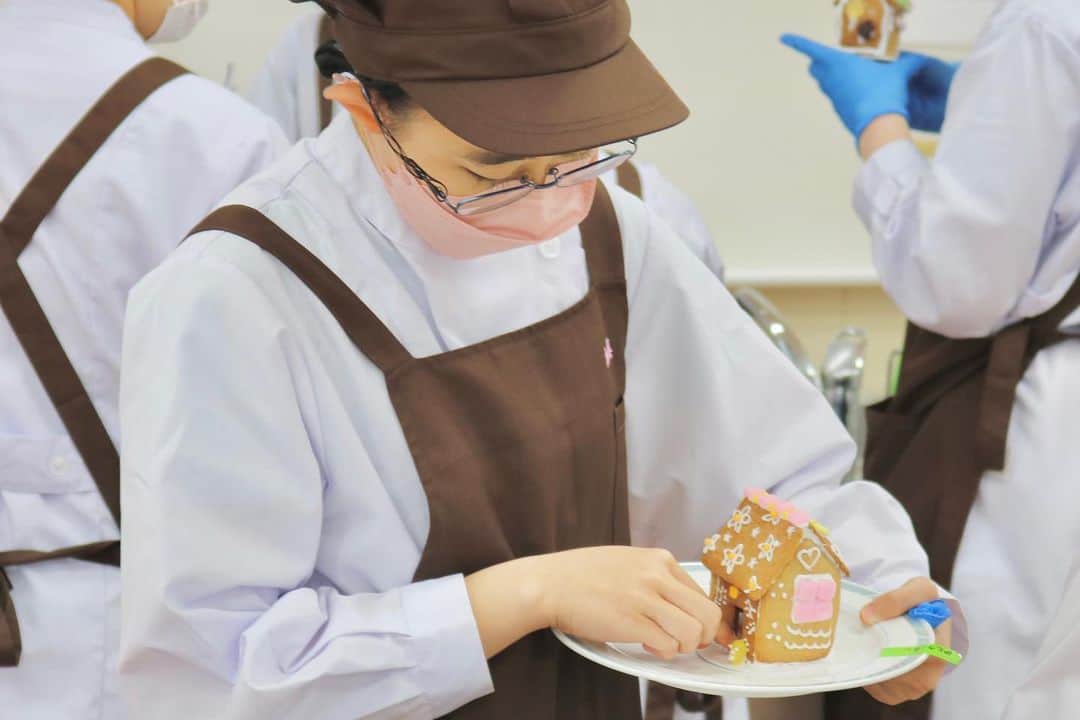 福岡女子短期大学さんのインスタグラム写真 - (福岡女子短期大学Instagram)「🌐 健康栄養学科 2年生「食品加工学実習」  「お菓子の家」の製作です🫧 お菓子の家も2回目の製作となると、 手際よく進めることが出来ました✨✨ カラフルにデコレーションされた オリジナルのお菓子の家が完成です🥰  こちらのオリジナルのお菓子の家は、 ８／１９（土）オープンキャンパスの 学科企画内容としても予定しています💡 オリジナルのお菓子の家を作ってみませんか 詳細は本学HPにてご確認ください👏  #福岡女子短期大学  #健康栄養学科 #食品加工学実習  #お菓子の家　 #ジンジャーブレッドハウス」7月31日 14時07分 - fukuoka_wjc