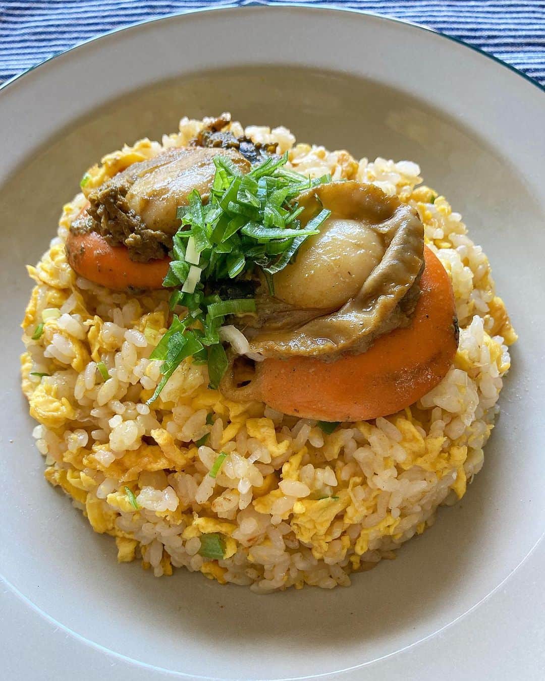 のインスタグラム：「まるごとホタテチャーハン Scallops Fried rice.  北海道猿払産天然ホタテを丸ごと入れてバター醤油チャーハン作りました。 しっかり食べて体力つけましょう💪 7月最終日。舞台本番まであと2週間‼️  #ホタテチャーハン #猿払村 #猿払産ホタテ #まるごとホタテ #料理 #男飯 #チャーハン #炒飯 #料理部 #チャーハン部 #cooking」