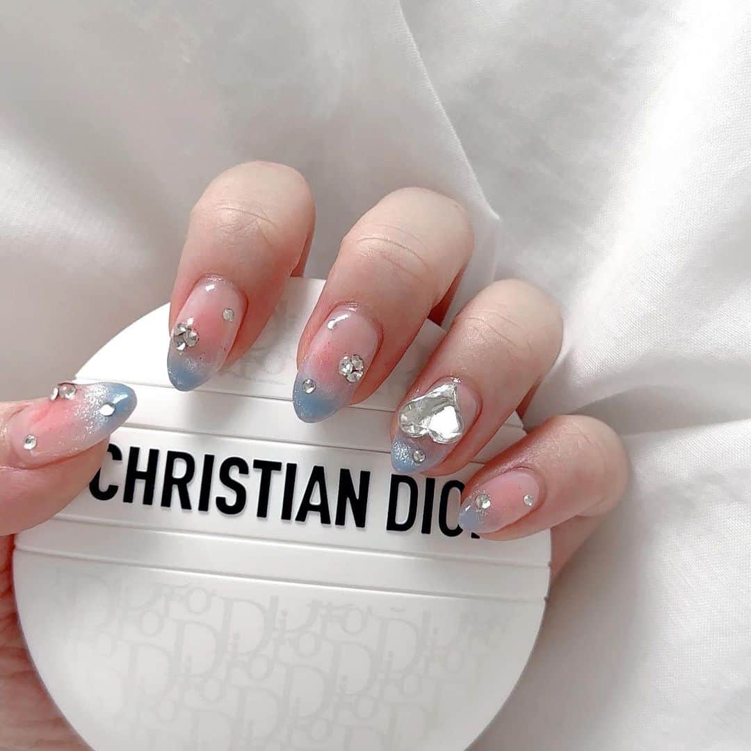 西田ひらりのインスタグラム：「New nail❤︎ 夏らしく水色を取り入れてみた🐬🫧」