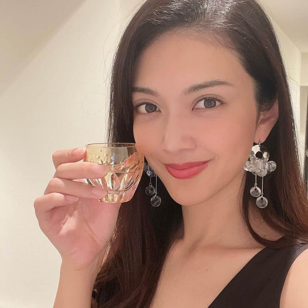 田中道子のインスタグラム：「７月も最終日ですね✨😆❤️ 世間は夏休みに入りましたね〜🥳 もうとろけそうなくらい暑い中、ロケ頑張ってます🤣✨絵も設計の方もやってると、負荷と暑さで脳がショート寸前😆 暑い中頑張る皆さん！定期的に自分を労って夏を乗り越えましょう〜🥰👏👏 私の今回の癒しアイテムは、底がひまわり柄のお猪口だよ🌻明るい黄色で気分も明るくなる😍水玉みたいな模様もかわいらしくていいでしょ🥰 みなさんの癒しも教えてね〜🥳  #kagamicrystal #kagami #カガミクリスタル #江戸切子 #pr #タイアップ投稿」