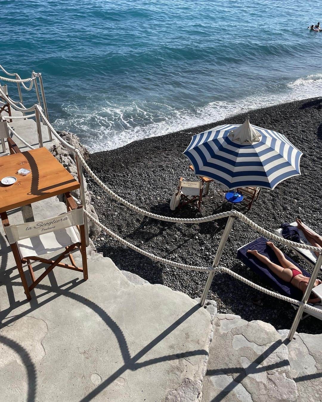 岡田美季さんのインスタグラム写真 - (岡田美季Instagram)「📍positano どっちも良いけど私的にはポジターノのほうが景色と街の雰囲気スキかも♡ @a_a.t3 family今年もヨーロッパで会えて嬉しい🍒 #イタリア旅行 #ポジターノ #南イタリア #positano #beach #swimwear #room306contemporary」7月31日 19時55分 - mikiokada0225