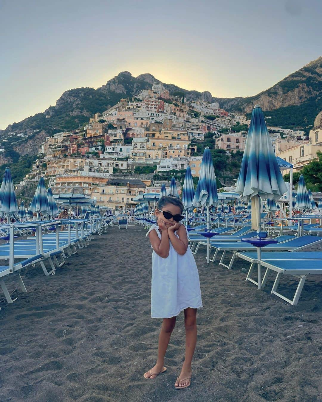 岡田美季さんのインスタグラム写真 - (岡田美季Instagram)「📍positano どっちも良いけど私的にはポジターノのほうが景色と街の雰囲気スキかも♡ @a_a.t3 family今年もヨーロッパで会えて嬉しい🍒 #イタリア旅行 #ポジターノ #南イタリア #positano #beach #swimwear #room306contemporary」7月31日 19時55分 - mikiokada0225