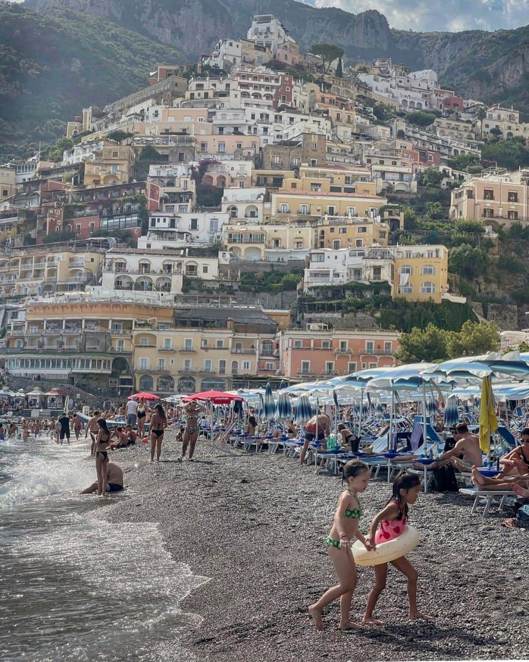 岡田美季さんのインスタグラム写真 - (岡田美季Instagram)「📍positano どっちも良いけど私的にはポジターノのほうが景色と街の雰囲気スキかも♡ @a_a.t3 family今年もヨーロッパで会えて嬉しい🍒 #イタリア旅行 #ポジターノ #南イタリア #positano #beach #swimwear #room306contemporary」7月31日 19時55分 - mikiokada0225
