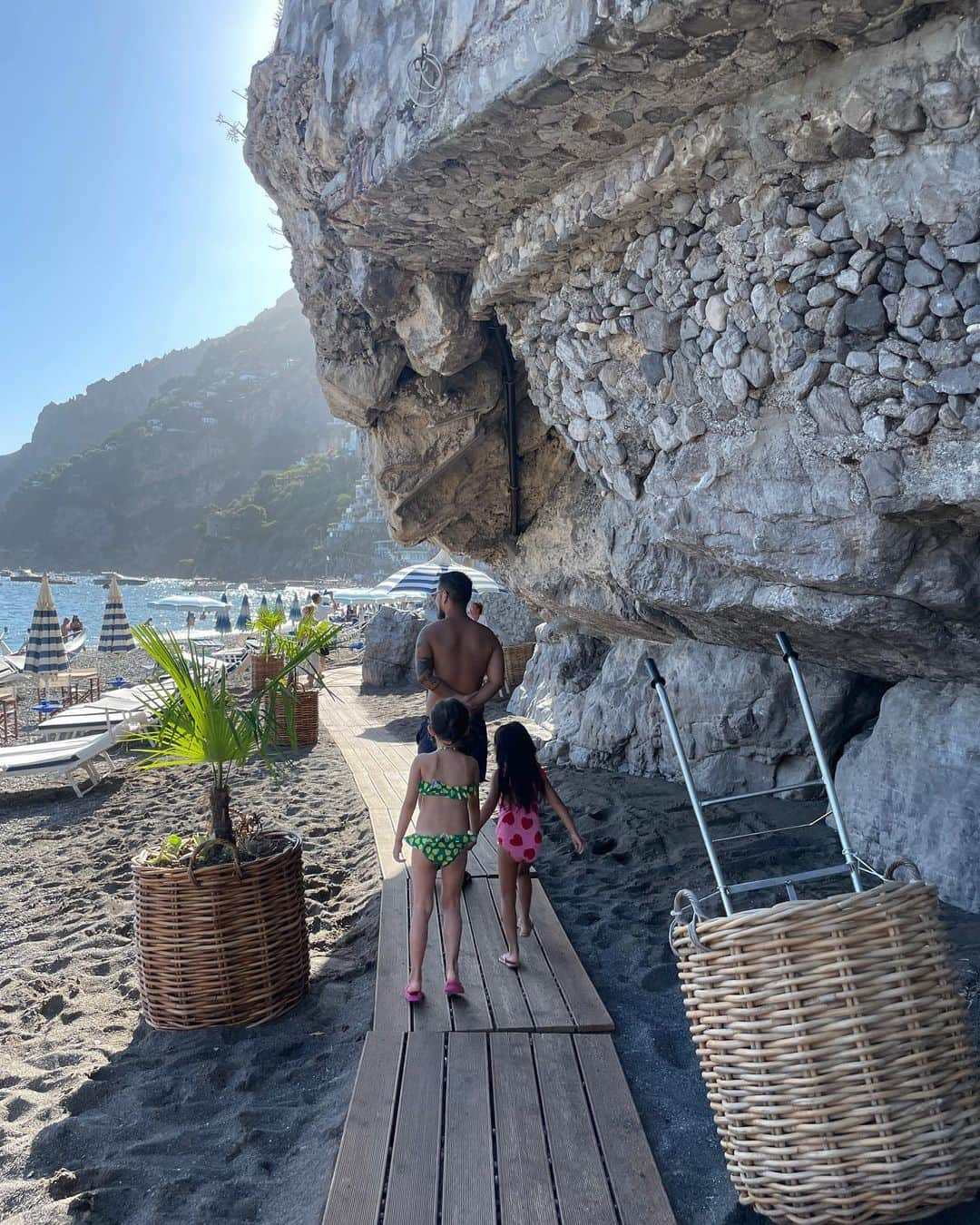 岡田美季さんのインスタグラム写真 - (岡田美季Instagram)「📍positano どっちも良いけど私的にはポジターノのほうが景色と街の雰囲気スキかも♡ @a_a.t3 family今年もヨーロッパで会えて嬉しい🍒 #イタリア旅行 #ポジターノ #南イタリア #positano #beach #swimwear #room306contemporary」7月31日 19時55分 - mikiokada0225