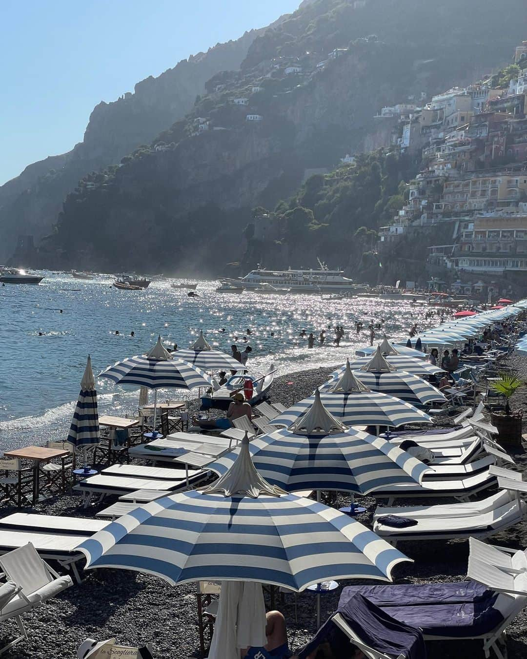 岡田美季さんのインスタグラム写真 - (岡田美季Instagram)「📍positano どっちも良いけど私的にはポジターノのほうが景色と街の雰囲気スキかも♡ @a_a.t3 family今年もヨーロッパで会えて嬉しい🍒 #イタリア旅行 #ポジターノ #南イタリア #positano #beach #swimwear #room306contemporary」7月31日 19時55分 - mikiokada0225