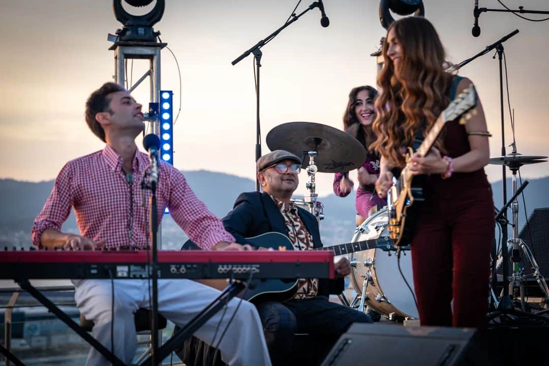 キティー・デイジー＆ルイスのインスタグラム：「What a fantastic time we had in Vigo! Some lovely moments captured by @juanpablomoreiras  We play MENORCA next @crancfestival 22nd September ☀️  Tickets: kittydaisyandlewis.com/shows」