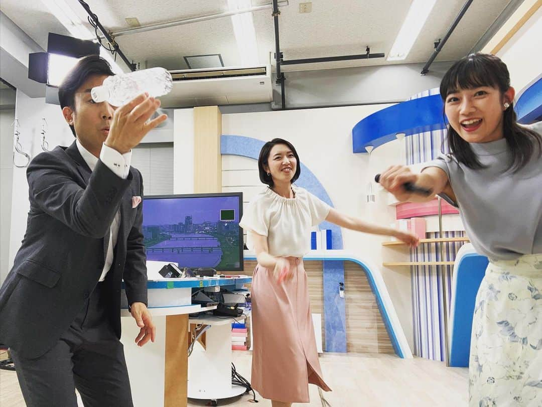 松本亜美さんのインスタグラム写真 - (松本亜美Instagram)「今日も新潟一番をご覧いただきありがとうございました😊  スポーツの特集では、西辻アナがバトンで世界を目指す選手を取材したということで、今日のオフショットのテーマは「バトン」  といっても会社にバトンはないので、思い思いのバトンもどきを使ってポーズ✨ 今日も斎藤さん、さすがです！回転技を見せてくださっております👀 内田さんはペットボトルで回してる風！なんだかちょっと違う気が… 私はペンをただ握りしめているだけになってしまいました💦  今日も私の注文に応えてくださった2人に感謝です🌼 優しい先輩方です☺️  今週も頑張りましょう！！  #teny #テレビ新潟  #夕方ワイド新潟一番  #スタジオ #ニュース #天気予報  #番組終了後 #オフショット  #テーマ #バトン #回転技  #なんちゃってバトン  #アナウンサー #キャスター  #内田拓志キャスター  #斎藤久美子キャスター  #松本亜美」7月31日 19時57分 - ami_matsumoto_teny