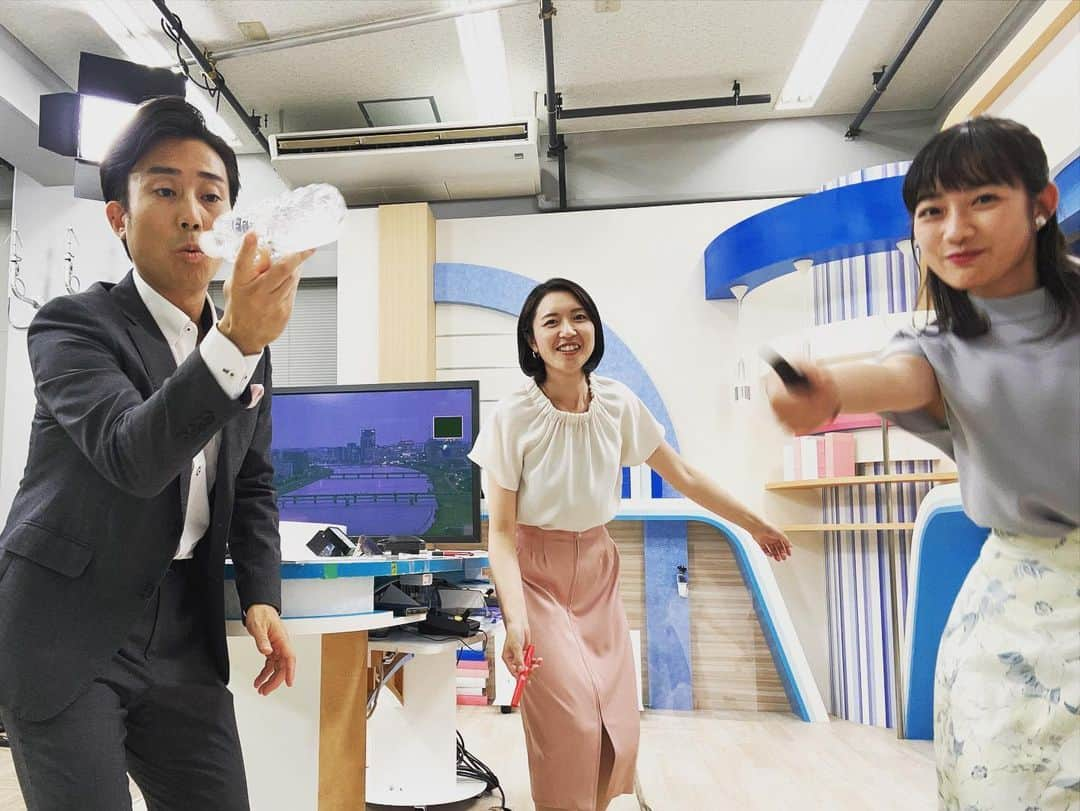 松本亜美さんのインスタグラム写真 - (松本亜美Instagram)「今日も新潟一番をご覧いただきありがとうございました😊  スポーツの特集では、西辻アナがバトンで世界を目指す選手を取材したということで、今日のオフショットのテーマは「バトン」  といっても会社にバトンはないので、思い思いのバトンもどきを使ってポーズ✨ 今日も斎藤さん、さすがです！回転技を見せてくださっております👀 内田さんはペットボトルで回してる風！なんだかちょっと違う気が… 私はペンをただ握りしめているだけになってしまいました💦  今日も私の注文に応えてくださった2人に感謝です🌼 優しい先輩方です☺️  今週も頑張りましょう！！  #teny #テレビ新潟  #夕方ワイド新潟一番  #スタジオ #ニュース #天気予報  #番組終了後 #オフショット  #テーマ #バトン #回転技  #なんちゃってバトン  #アナウンサー #キャスター  #内田拓志キャスター  #斎藤久美子キャスター  #松本亜美」7月31日 19時57分 - ami_matsumoto_teny