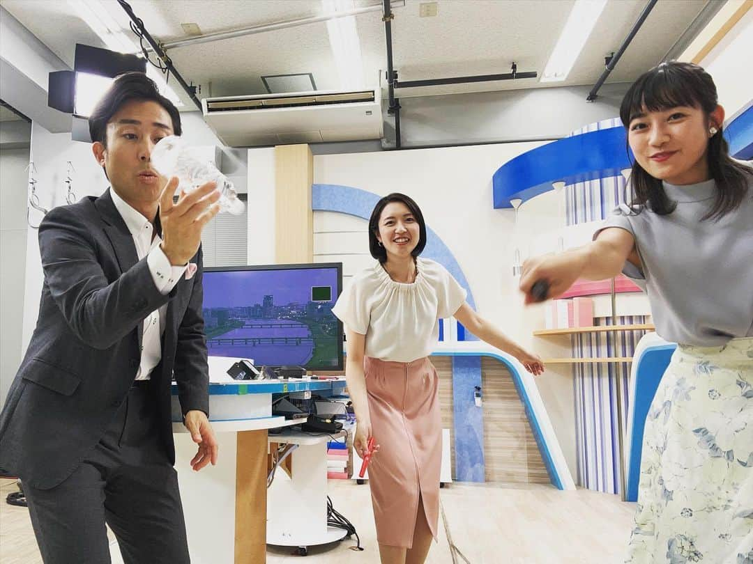 松本亜美さんのインスタグラム写真 - (松本亜美Instagram)「今日も新潟一番をご覧いただきありがとうございました😊  スポーツの特集では、西辻アナがバトンで世界を目指す選手を取材したということで、今日のオフショットのテーマは「バトン」  といっても会社にバトンはないので、思い思いのバトンもどきを使ってポーズ✨ 今日も斎藤さん、さすがです！回転技を見せてくださっております👀 内田さんはペットボトルで回してる風！なんだかちょっと違う気が… 私はペンをただ握りしめているだけになってしまいました💦  今日も私の注文に応えてくださった2人に感謝です🌼 優しい先輩方です☺️  今週も頑張りましょう！！  #teny #テレビ新潟  #夕方ワイド新潟一番  #スタジオ #ニュース #天気予報  #番組終了後 #オフショット  #テーマ #バトン #回転技  #なんちゃってバトン  #アナウンサー #キャスター  #内田拓志キャスター  #斎藤久美子キャスター  #松本亜美」7月31日 19時57分 - ami_matsumoto_teny