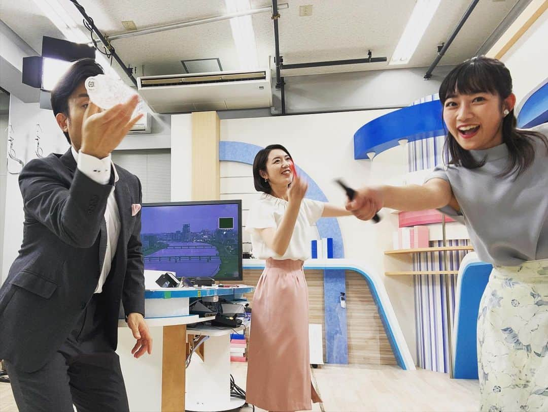 松本亜美さんのインスタグラム写真 - (松本亜美Instagram)「今日も新潟一番をご覧いただきありがとうございました😊  スポーツの特集では、西辻アナがバトンで世界を目指す選手を取材したということで、今日のオフショットのテーマは「バトン」  といっても会社にバトンはないので、思い思いのバトンもどきを使ってポーズ✨ 今日も斎藤さん、さすがです！回転技を見せてくださっております👀 内田さんはペットボトルで回してる風！なんだかちょっと違う気が… 私はペンをただ握りしめているだけになってしまいました💦  今日も私の注文に応えてくださった2人に感謝です🌼 優しい先輩方です☺️  今週も頑張りましょう！！  #teny #テレビ新潟  #夕方ワイド新潟一番  #スタジオ #ニュース #天気予報  #番組終了後 #オフショット  #テーマ #バトン #回転技  #なんちゃってバトン  #アナウンサー #キャスター  #内田拓志キャスター  #斎藤久美子キャスター  #松本亜美」7月31日 19時57分 - ami_matsumoto_teny