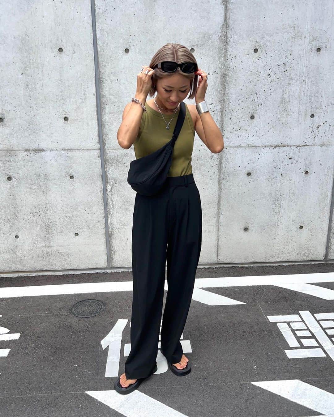 annaのインスタグラム：「.  全身 @uniqlo だった✌️ アメスリ4色買ったけど しっかり使いまくってるよ🤗🌼  最後なんかめっちゃうざめな1枚😂  #夏コーデ#プチプラ#プチプラコーデ#ユニクロ#UNIQLO#高見え#高見えコーデ#ファストファッション#アメスリ#タックパンツ#大人カジュアル#オトナカジュアル#カジュアル#カジュアルコーデ#158cmコーデ#骨格ナチュラル#きょこ」