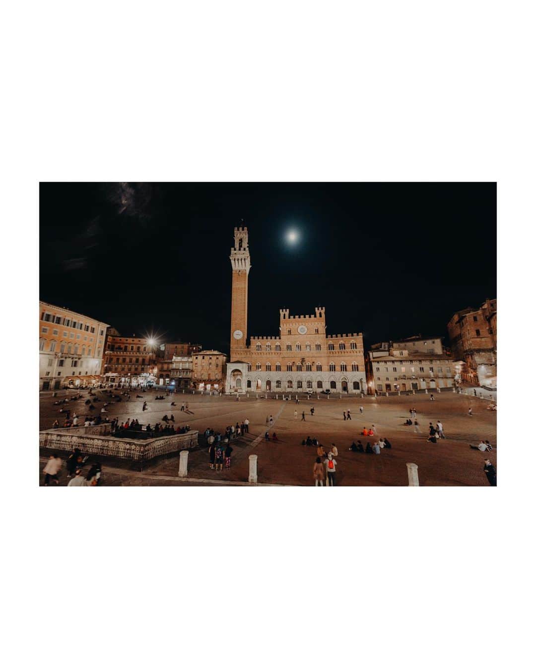 Putri Anindyaさんのインスタグラム写真 - (Putri AnindyaInstagram)「Reposting an old photo from Siena, Italy 2018 //   Truly one of the most incredible town that I’ve ever visited. It’s like history book that crafted into their wall and streets. Would loved to come back, 100%.   #thisisitaly #whatitalyis #italy🇮🇹」7月31日 19時57分 - puanindya
