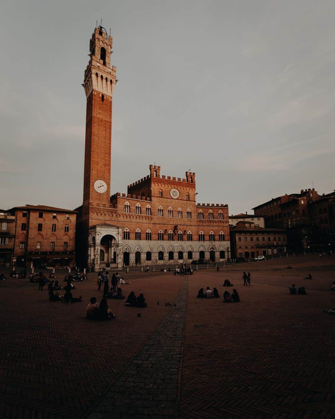 Putri Anindyaさんのインスタグラム写真 - (Putri AnindyaInstagram)「Reposting an old photo from Siena, Italy 2018 //   Truly one of the most incredible town that I’ve ever visited. It’s like history book that crafted into their wall and streets. Would loved to come back, 100%.   #thisisitaly #whatitalyis #italy🇮🇹」7月31日 19時57分 - puanindya