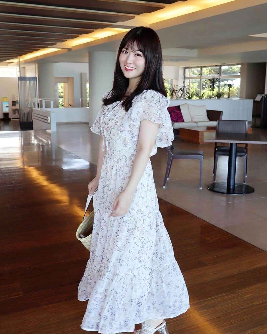 森下まいのインスタグラム：「のんびり沖縄旅で着てた 【@tocco_closet 】の花柄のワンピース💐  ふんわり軽やかなダブルラッフルフリルスリーブと ティアードデザインでゆるゆるリラックス〜♡ 涼しくて可愛くて快適でした🥰  #mai153 ←コーデ投稿まとめてます♥」