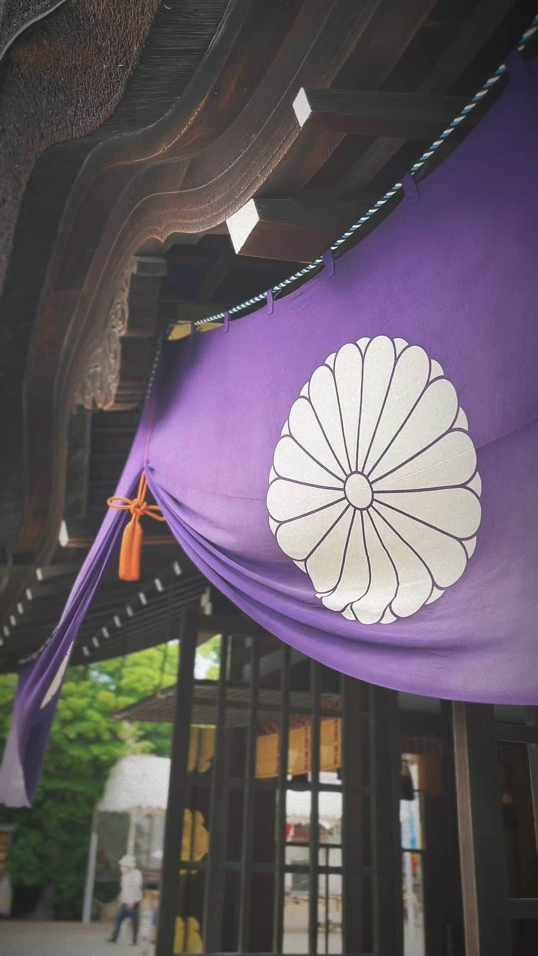 住吉大社 | sumiyoshitaishaのインスタグラム：「🇯🇵⛩️#夏越祓神事 #sumiyoshitaisha #osaka #japan #nationaltreasure #osakasightseeing #sightseeing #japantrip #osakatrip #shrine #住吉大社 #神社 #国宝 #燈籠 #日本 #大阪 #大阪観光 #travel #beautiful#japaneseculture #koi #coloredcarp #carp #錦鯉 #反橋 #橋 #御朱印 #刺繍 #embroidery  代表日本的神社，擁有國寶本殿  A shrine that represents Japan and has a main shrine that is a national treasure」