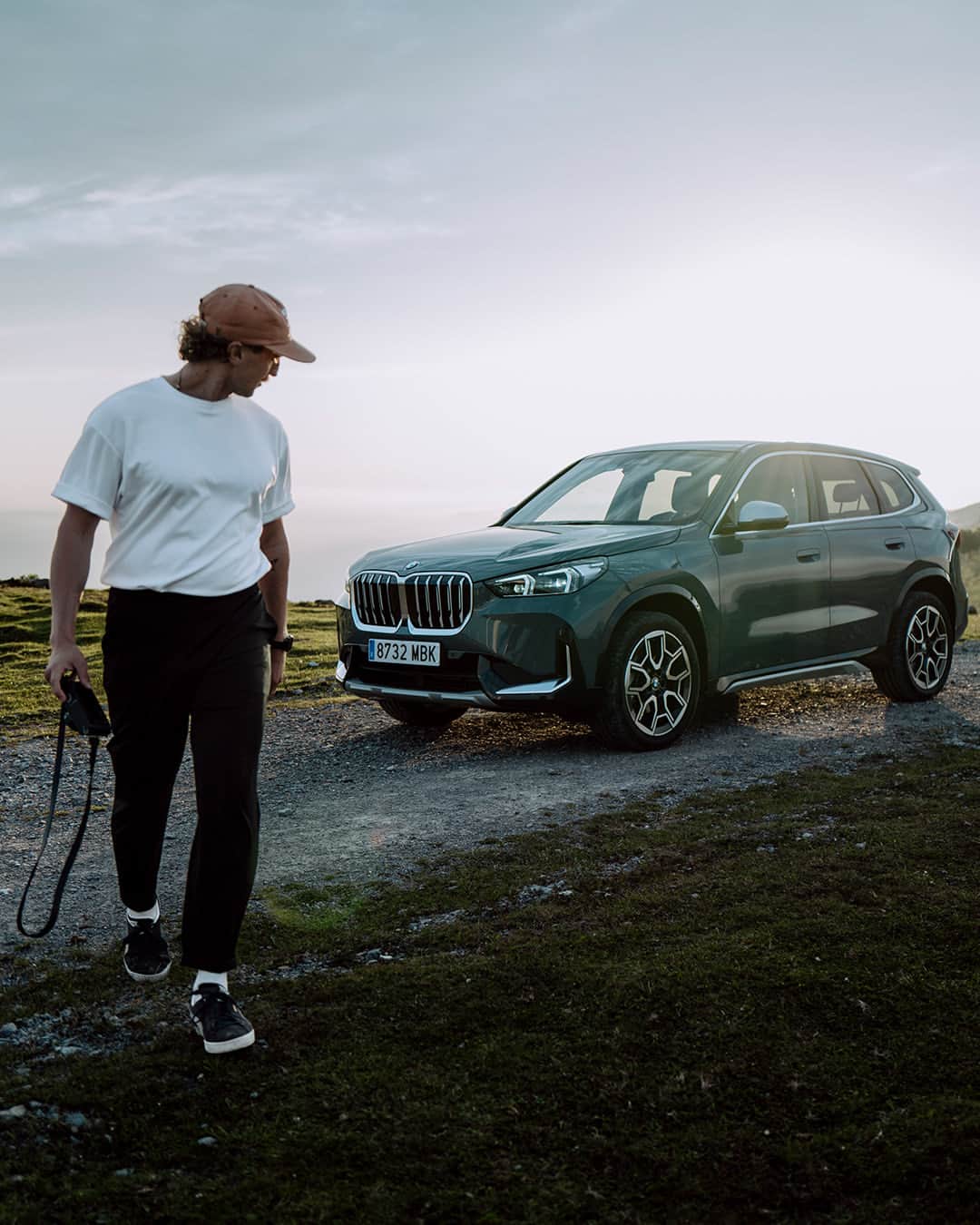 BMWのインスタグラム：「Pull up and snap 📸 The BMW iX1. #THEiX1 #BMW #iX1 #BornElectric #BMWElectric __ BMW iX1 xDrive30 : Combined power consumption: 19.1–16.8 kWh/100 km. Combined CO2 emissions: 0 g/km. Electric range: 394–440 kilometers. All data according to WLTP. Further info: www.bmw.com/disclaimer」
