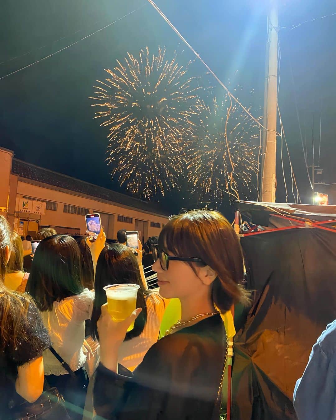のインスタグラム：「. . . 小樽の伝統的なお祭り潮祭りに行ってきた 🏮♡ . 大きい火が空に打ち上がるのが怖くて 正直、花火 苦手なのですが . みんなの歓声・拍手 嬉しそうに花火を写真に残している姿 . たくさんの人を笑顔にさせる花火はすごい 花火職人さんはすごい お祭りを主催するひとはすごい . たくさんの人を笑顔にできるって素晴らしい 🎆 ゆずずもそんな存在になる！🦸‍♂️⭐︎ . I went to Otaru's  traditional festival, Ushio Festival 🏮♡ . I'm not a fan of fireworks because I'm afraid of the big fire shooting up into the sky . But I saw people cheering and applauding and happily taking pictures of the fireworks . I thought that fireworks and pyrotechnicians who can make many people smile are amazing, and that the people who organize festivals are also amazing . It's a wonderful thing to be able to make so many people smile, isn't it? 🎆 Yuzuzu will be one of them! 🦸‍♂️ .」