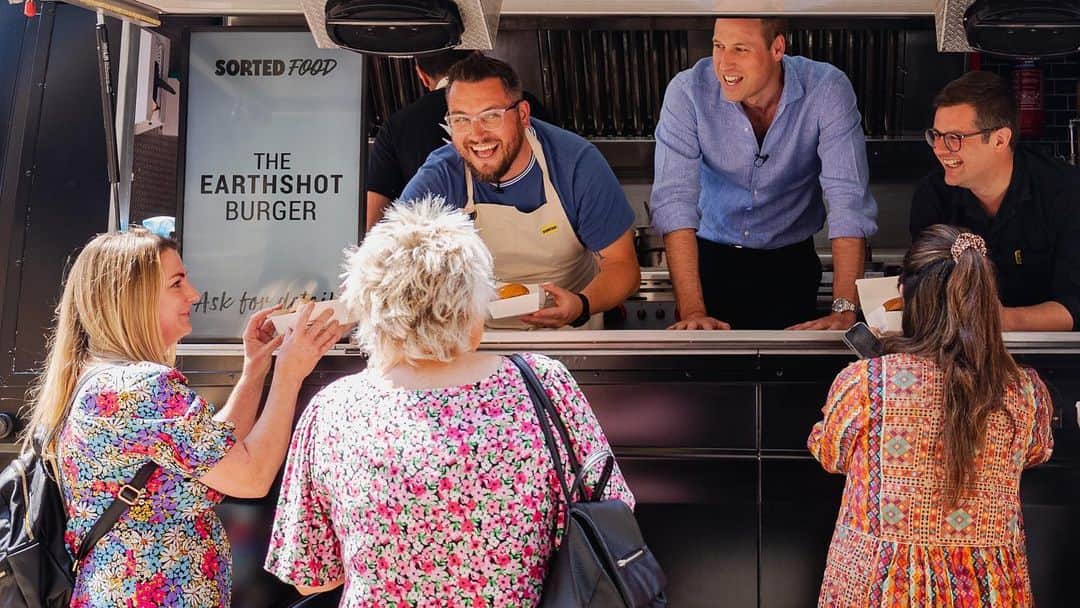 ロイヤル・ファミリーのインスタグラム：「The Prince of Wales has joined the team behind @YouTube channel @SortedFood to celebrate winners of The @EarthshotPrize with a new Earthshot Burger recipe - which was then served to some unsuspecting customers in London! 🍔  Watch the full video on YouTube to see Earthshot solutions put to use, including…  📦 @notpla’s natural and biodegradable food packaging created from seaweed;  🥘 @mukurucleanstoves’s portable stoves that use biomass for fuel, instead of charcoal;  🌱 @kheytismartfarmers’ Greenhouse-in-a-box, which supports small-hold farmers shelter their crops from unpredictable Elmer’s and destructive pests.」