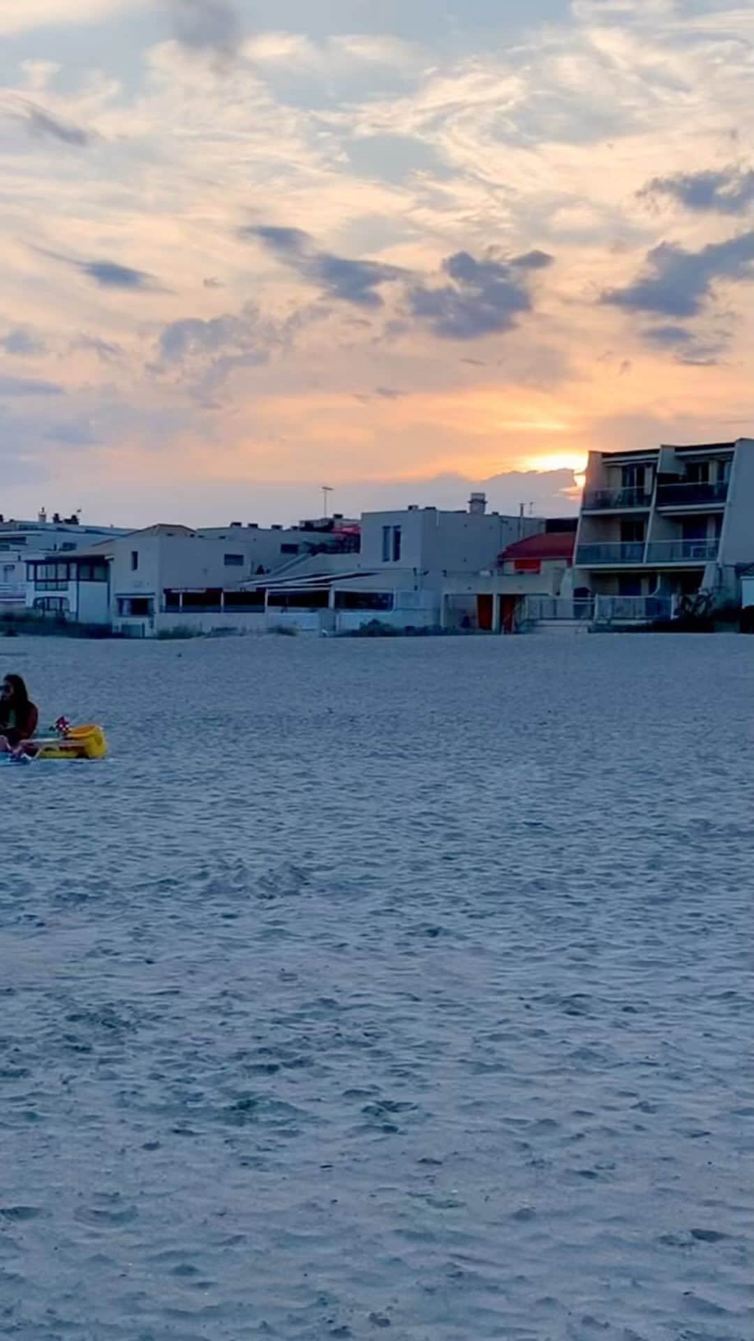 イネス・リグロンのインスタグラム：「An hour walk on the beach at the end of the day is always a good idea… hearing the waves crush against your feet, hearing the calming sound of the ocean and saying goodnight to the sun, before a good night sleep is a true privilege.」