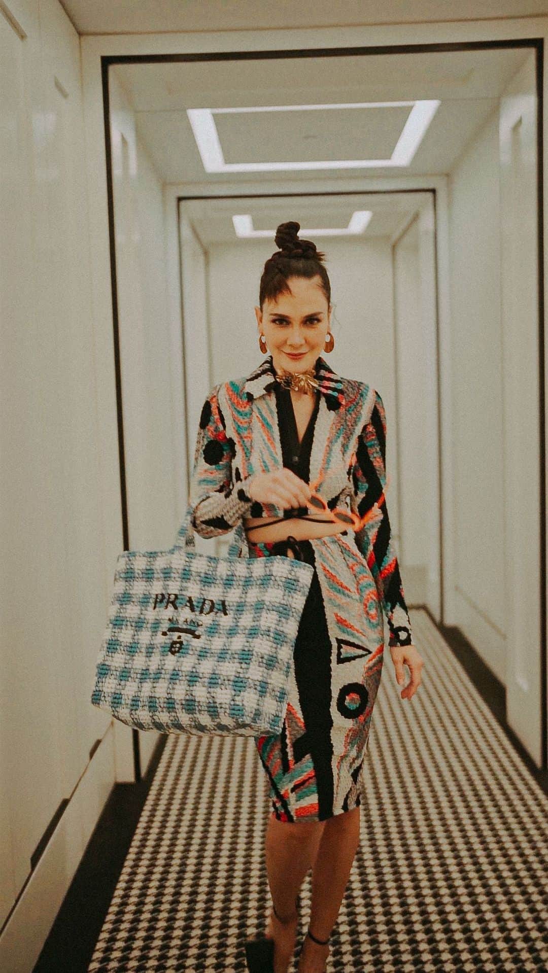 ルナ・マヤのインスタグラム：「Hi! I’m so ready to welcome summer with @prada, supporting the #SeaBeyond, an educational program to raise awareness on sustainability and ocean preservation, which also supported by 1% of Prada Re-Nylon proceeds, a very meaningful initiative! ☀️🐬💛  #SeaBeyond #prada」