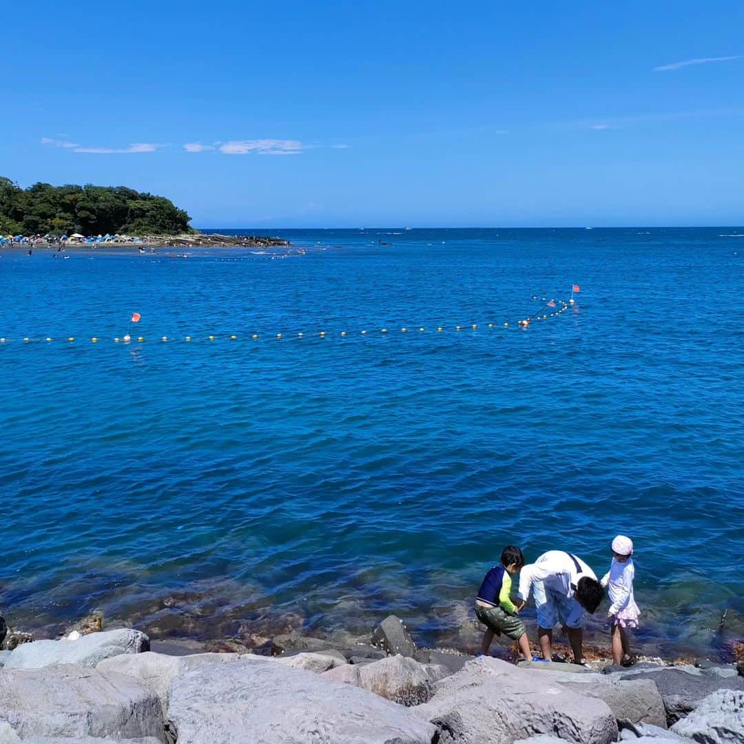 石井寛子のインスタグラム：「涼を求めて 常に水辺へ繰り出した7月🌊  海の日の海水浴旅行に始まり おうちプールに、お外プール 友達との水遊びは楽しさ倍増😍  昨日は、家族で川遊びへ🏕。  朝いちばんは 釣りを楽しんで 上流を探検したり 岩から飛び込んだり オニヤンマを捕まえたり 積石で遊んだり。  アドベンチャー気分を堪能しつつ いろんな遊びができる キンッキンに冷たい川遊びが 我が家は大好きです🎵  水着が制服になりつつある夏(笑) 洗濯ものを干しながら 楽しい思い出に浸っています」