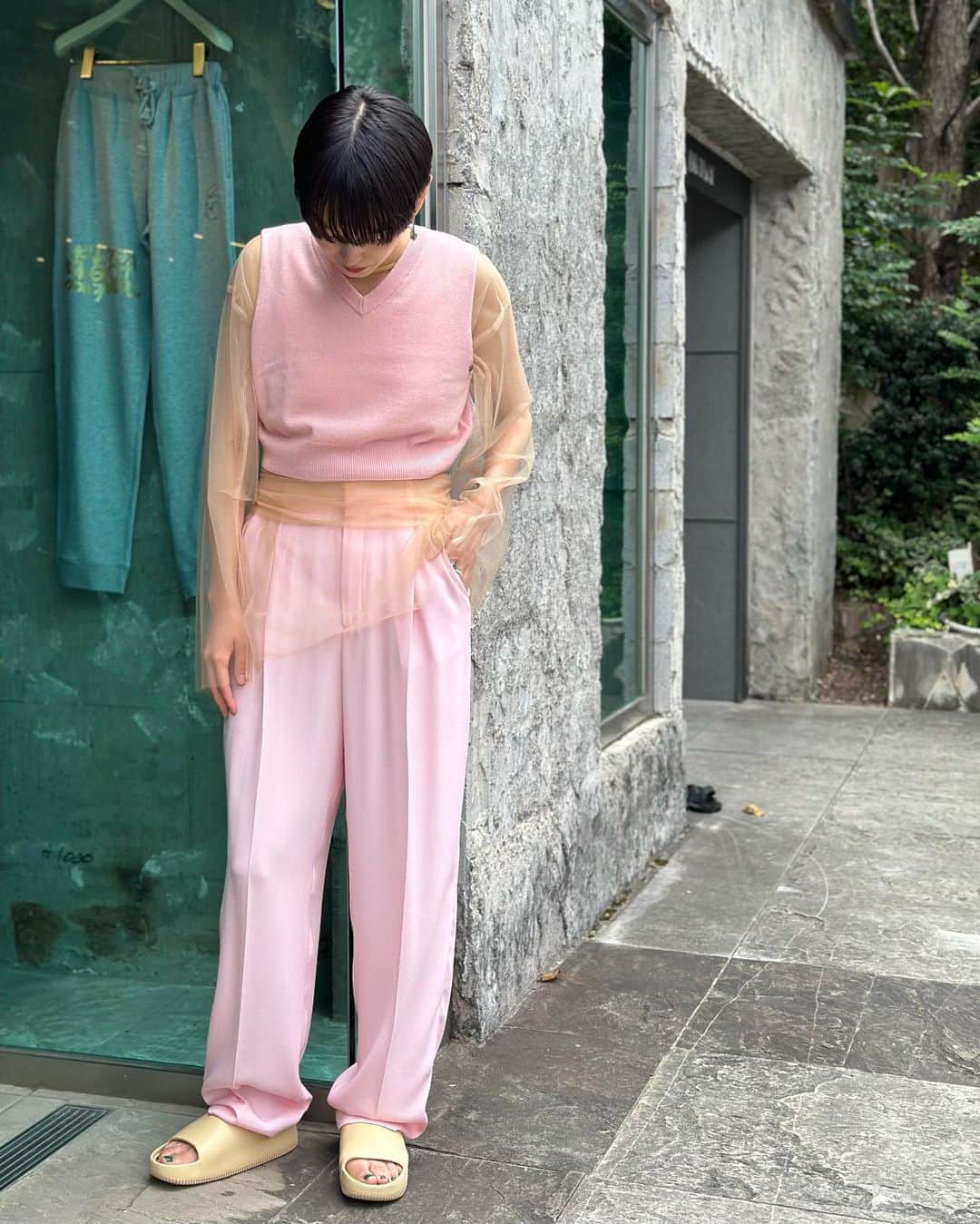 6(ROKU) OFFICIALさんのインスタグラム写真 - (6(ROKU) OFFICIALInstagram)「-  6 nylon tulle belt tops ¥29,700- tax in  @extreme.cashmere tops ¥35,750- tax in  6 new georgette tuck Ⅱ ¥20,900- tax in  @nike sandals ¥6,050- tax in  #roku #extreamcashmere #extreamcashmerex #nike #nikeshoes」7月31日 14時40分 - 6______roku