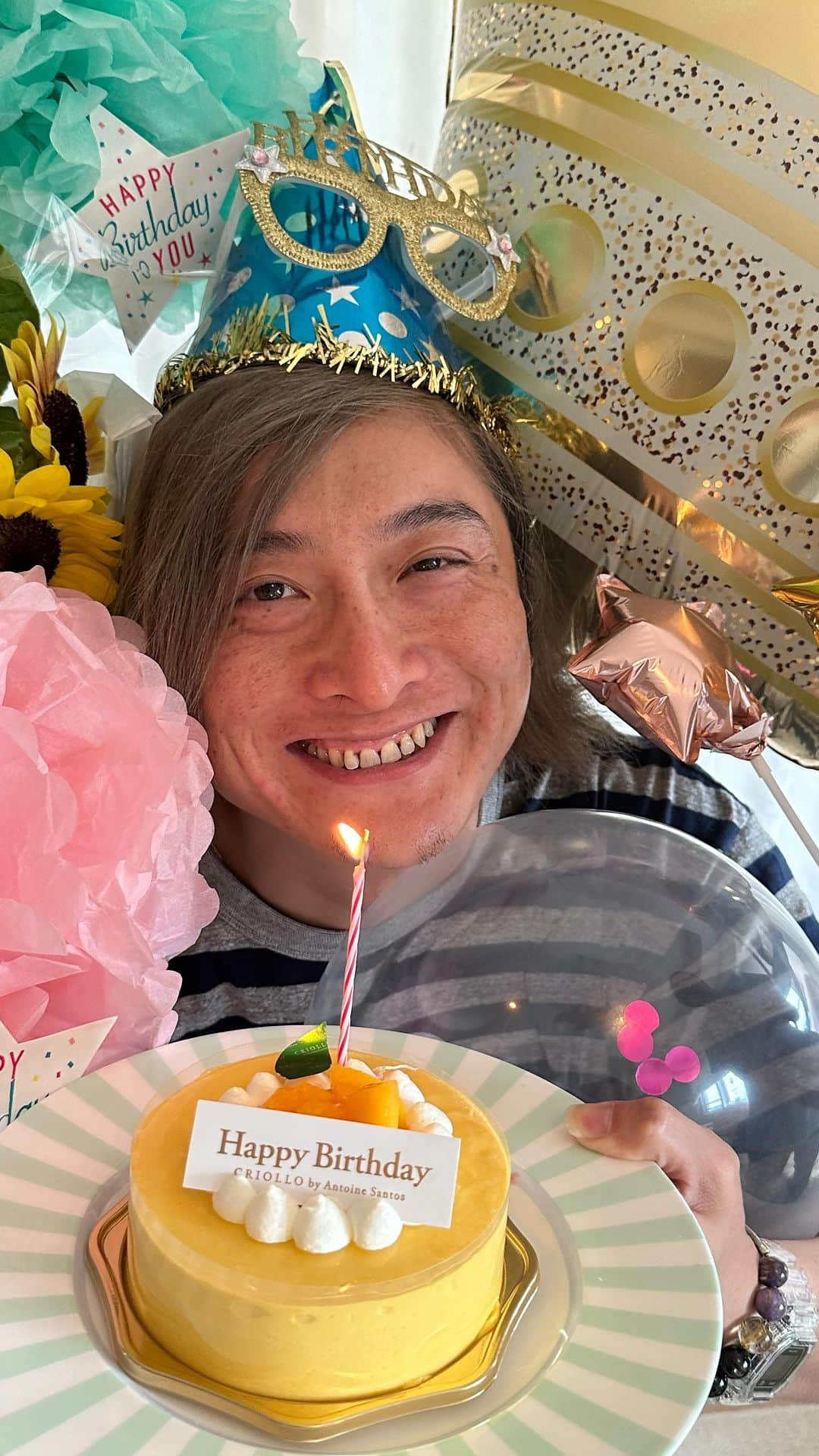 JP（ものまねタレント）のインスタグラム：「本日7/31で無事40歳になりました🎂 お祝いしてくださった姉貴、兄貴、後輩、ありがとうございます✨ このリールを🎈めちゃくちゃ楽しく撮影してくれて☺️✨ ほんっとに貝貝感謝です🐚 （🎥撮影→本番→パロディ） 40歳も自分らしくラッキーハッピーJPでぐんばります #🎂 #🎈 #🤡   #行動あるのみ❣️   Twitterアカウント→　#jpmaesaka Twitterアカウントポケモン→#jp_pkmn YouTubeチャンネル→#モノマネモンスターJP TikTok→#monomamejp」