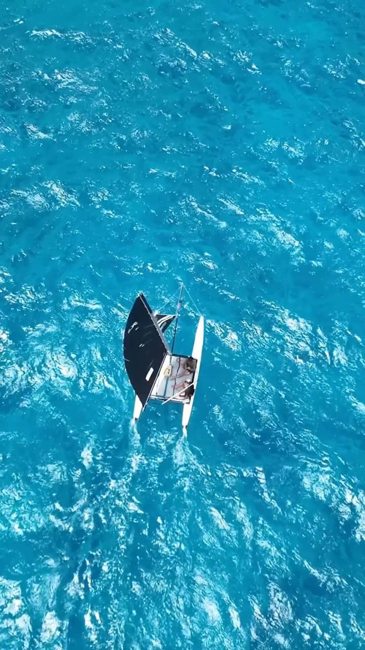 ジョン・ジョン・フローレンスのインスタグラム：「Ep.2 of dropping the mast.  Fail, Fix, Test, learn, repeat. Epic summer days here.   @nathan_florence thanks for the drone clips, he’s still available for hire😂」