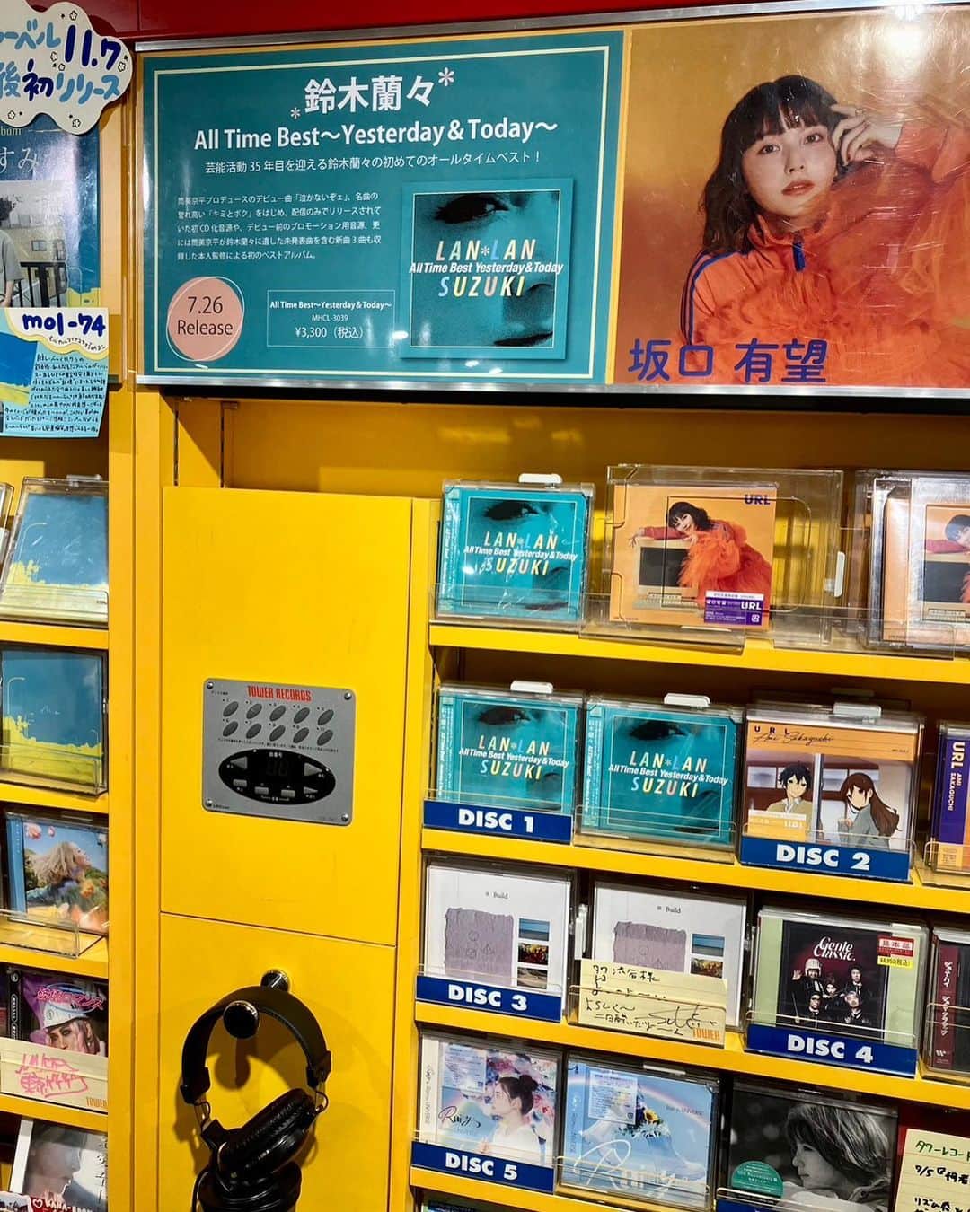 鈴木蘭々のインスタグラム：「最後までピンクと悩んだけどブルーグリーンにして良かったと思った瞬間✨ なんか並ぶと統一感があって良いわ☺️✨  #渋谷タワレコ #武藤さん激写ありがとう #タワレコさんありがとうございます❣️」