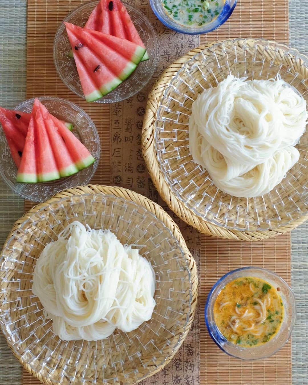 YASUKO TAKESUEのインスタグラム：「. こんにちは☺️💕. 毎日 暑過ぎますね🥵 . 夏は冷たい麺類が食べたくなる . 投稿するほどでもないご飯だから 載せるの迷ったけど…😅 . . ⭐️素麺のごま豆乳坦々つけ麺  . 美味し過ぎた😋 . . .  #晩ごはん#晩御飯#晩ご飯#夜ごはん#よるごはん#夕食#おうちご飯#うちご飯#おうちご飯lover#おうちご飯記録#食卓#手料理#手作りご飯#料理写真#器好き#器集め#献立#food#foodpic#foodstagram#foodphotography#followme#instagood」