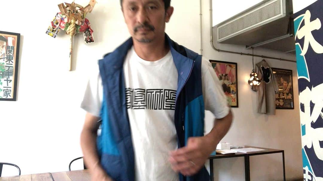 石塚啓次のインスタグラム：「ジャパンから最新型精密秘密兵器を密輸してやったわ！ スペイン人ビックリしよるやろなぁ〜〜！人造人間と勘違いしよるかもやな！音うるさいのとデザインがダサいのが問題やけど、、、次これの服作ろうっと！ 思ってたよりは涼しく無いけどまぁまぁエエ感じです！  #石塚啓次 #YouTube #宵宵祇園  #yoiyoigion  #ブエナビスタデポルテ #buenavistadeporte #バルセロナ」