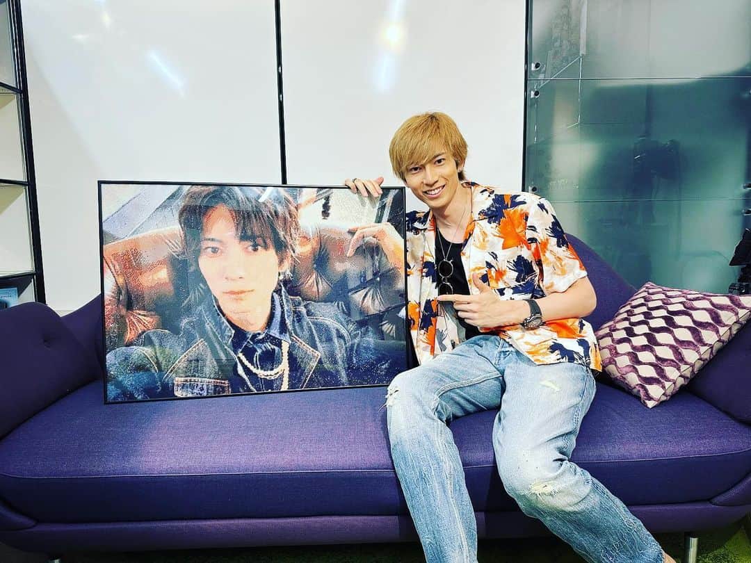 のインスタグラム：「本日もトレーニング行ってきました。  今日は「ダイヤモンドアート」「キュービックペインティング」と呼ばれる贈り物を頂きました！！  これはすごい大変だったと思います。 本当にすごい。 ありがとうございます😊✌️  明日はゴルフ🏌️‍♀️  #swag #hot #model #bestoftheday #sun #style #tagsforlikes #太陽 #イケメン #声優 #俳優 #モデル #鮎川太陽 #夏 #絵」