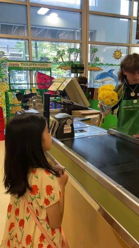 ソン・ソンミのインスタグラム：「엄마에게 꽃선물 할줄 아는 아이 ^^멋지당」