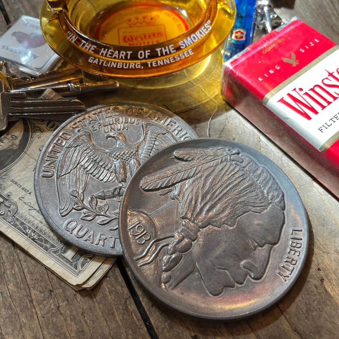 kiarrysのインスタグラム：「Vintage Quarter Dollar & Five Cents Coins Thanks Sold Out.どデカいクォーターとニッケル、コイントスには不向き。」