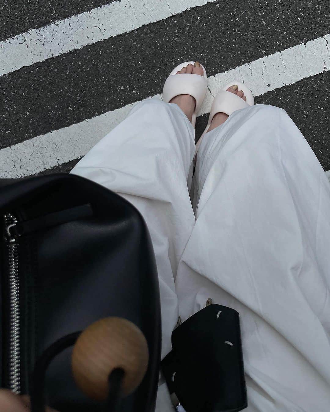Mie Kawanoさんのインスタグラム写真 - (Mie KawanoInstagram)「New sandal♡ ぷくぷくで気持ち良い履き心地♩ @gypsophila1662」7月31日 15時11分 - cota_ra