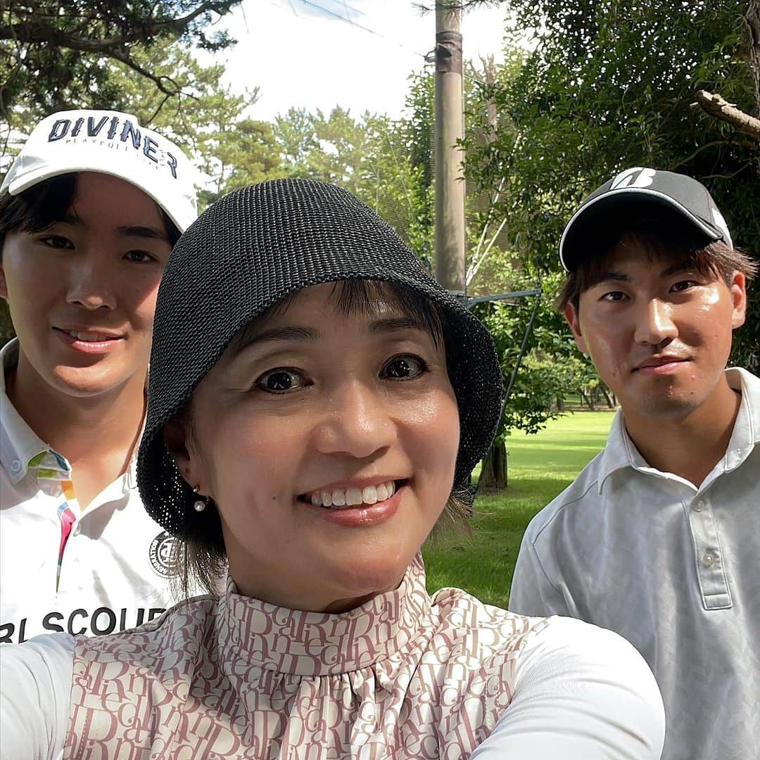 橋本志穂さんのインスタグラム写真 - (橋本志穂Instagram)「暑いけど、、、 今日はジュニアのゴルフ大会‼️ 参加&司会です。  音楽の司会も楽しいけど ゴルフも楽しい❣️ しかし、千葉は暑い〜💦 この大会は東京ラスクが主催して、 ジュニアゴルファーの育成を支援する大会です！ 小学生から、若いプロゴルファーが参加しています。 私はプロゴルファーを多く輩出しているウェルネス大学のゴルフ部の2人とラウンドしています。 クールでスマートで紳士で爽やかなスポーツマン精神に刺激を受けながら暑さに負けずに頑張ってまーす。が、、、死にそ😵‍💫  #ゴルフ #東京ラスク #ジュニア育成 @hamirunomori @hayatomiya  @masahito_0817」7月31日 15時15分 - shihohashimoto3