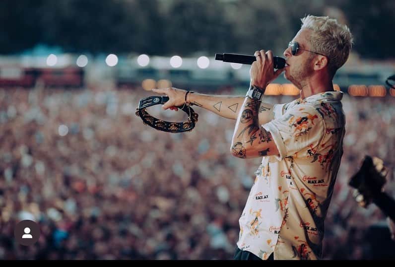 ライアン・テダーのインスタグラム：「#Belgium - I’ve had family living here since I was 6 and been coming here since before I could drive. ❤️ u forever this was EPIC.  @rockwerchterfestival -  also-  best beer on planet earth 🤘🏽🤘🏽🤘🏽 @onerepublic」