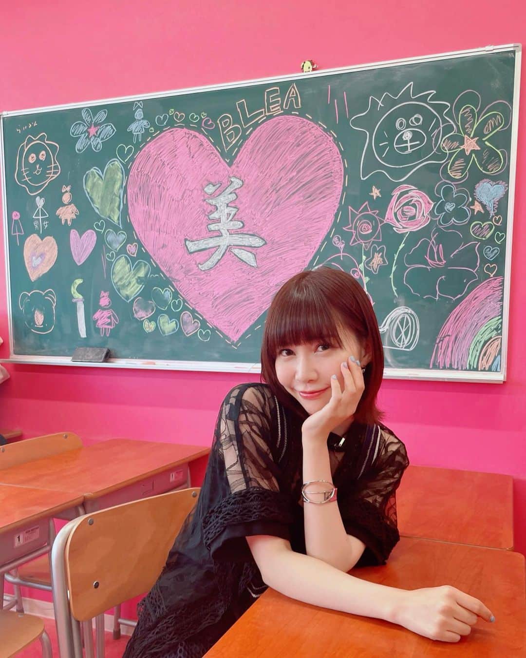 西脇彩華のインスタグラム：「＊ #テレビ東京 #メルクリウスの扉 調査員(レポーター)としての出演でした❣️ ありがとうございました🎉🌈 ㅤㅤㅤㅤㅤㅤㅤㅤㅤㅤㅤㅤㅤ 今回のキーワードは"異業種に架け橋を"✨ うさぎと○○、ギャルと○○○。 沢山の興味深い繋がりやその温まるエピソード、放送されていない部分まで全てが楽しい調査でした😊💕 ㅤㅤㅤㅤㅤㅤㅤㅤㅤㅤㅤㅤㅤㅤㅤㅤㅤㅤㅤㅤㅤㅤㅤㅤㅤㅤ 今回も様々な職業・企業の方やかわいいギャルのみんなと触れ合い、お話を伺い、とても楽しく🎶美味しい🤣時間でした😭🙏 知らなかった世界を知れるって本当わくわくしますね😆✨ ㅤㅤㅤㅤㅤㅤㅤㅤㅤㅤㅤㅤㅤ ㅤㅤㅤㅤㅤㅤㅤㅤㅤㅤㅤㅤㅤ ㅤㅤㅤㅤㅤㅤㅤㅤㅤㅤㅤㅤㅤ ㅤㅤㅤㅤㅤㅤㅤㅤㅤㅤㅤㅤㅤ ステキなお衣装やヘアメイクもありがとうございました💖😊🙇‍♀️ -------------------------------＊ ㅤㅤㅤㅤㅤㅤㅤㅤㅤㅤㅤㅤㅤ Stylist @tsuyoshi_hareteru ☀️ thank you!!!! @iamb_tokyo  @sakayori_official  ㅤㅤㅤㅤㅤㅤㅤㅤㅤㅤㅤㅤㅤ Hair&Makeup @lisa850727 🐈 ㅤㅤㅤㅤㅤㅤㅤㅤㅤㅤㅤㅤㅤ ㅤㅤㅤㅤㅤㅤㅤㅤㅤㅤㅤㅤㅤ＊------------------------------- ㅤㅤㅤㅤㅤㅤㅤㅤㅤㅤㅤㅤㅤ #ちゃあぽん #西脇彩華」