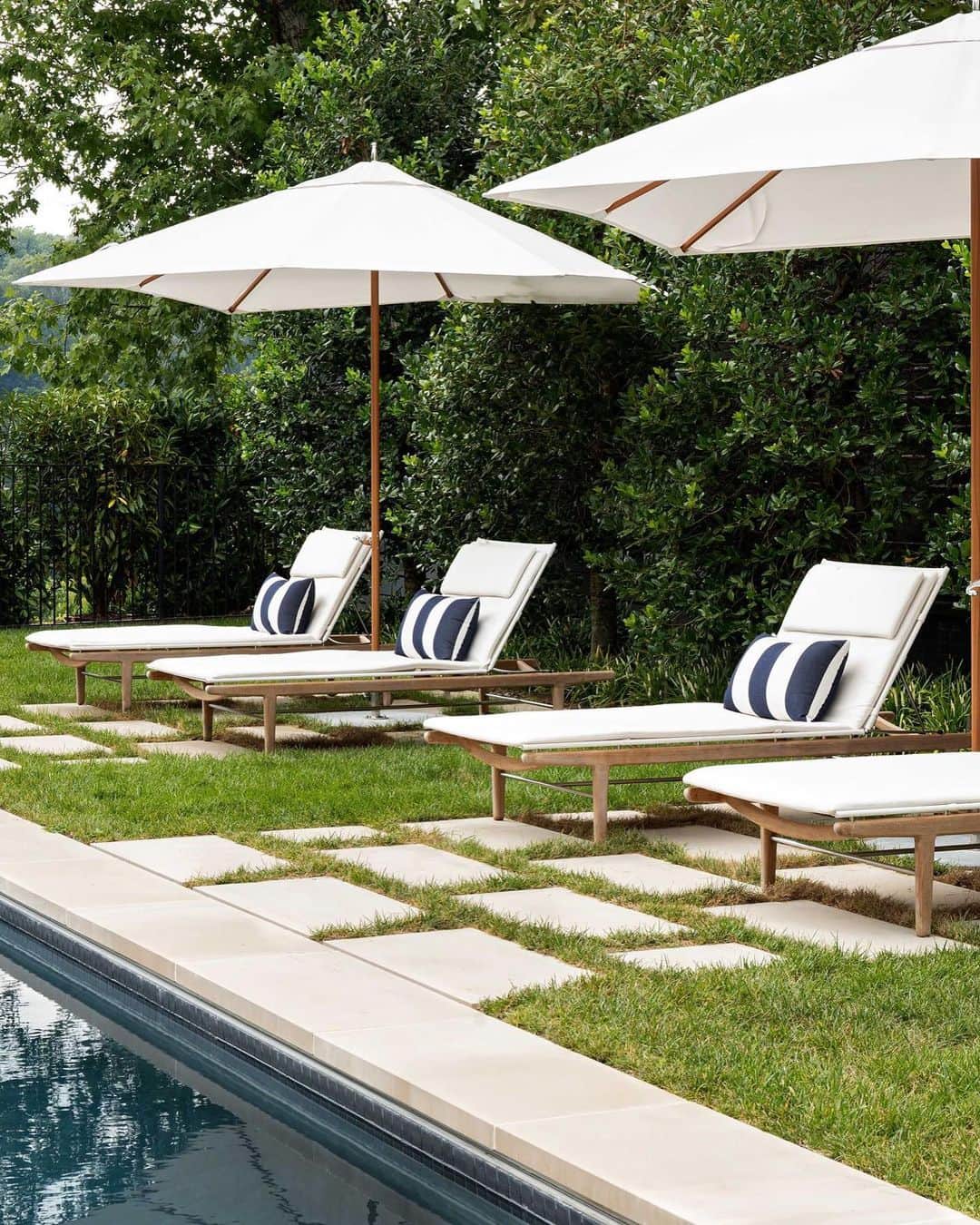 ELLE DECOR JAPANさんのインスタグラム写真 - (ELLE DECOR JAPANInstagram)「【インテリア実例】周囲の ...
