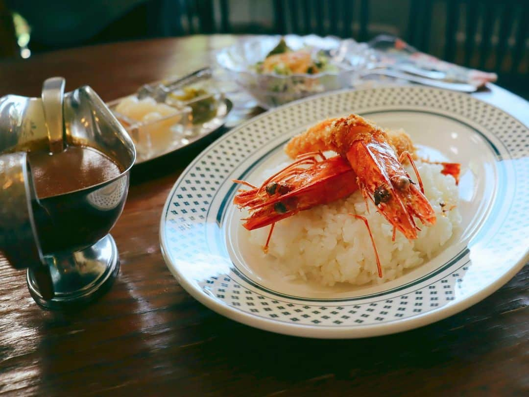 夏美さんのインスタグラム写真 - (夏美Instagram)「KUKURUロケで今回はカレーの名店2店舗お邪魔しました！ カレー好きには絶対見てほしい〜！🍛 ①「フランクリン」@北中城 ②「カレー屋タケちゃん」@那覇  カレーすっごく美味しいうえに 店内がとてもおしゃれ！  8月4日 OTVにて放送です✨ 是非是非ご覧ください✨✨ ＊ 2店舗目のタケちゃんさんは気合いを入れてきいやま商店さんの衣装で！ ポーズはきいやま商店さんのポーズで🤣 ＊ #KUKURU #ククル　#otv #カレー　#ロケ　#北中城カレー　#那覇カレー」7月31日 15時25分 - natsumisaito333