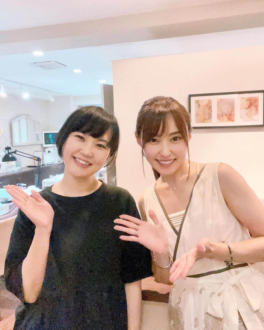 中川祐子さんのインスタグラム写真 - (中川祐子Instagram)「summerネイル💅✨ . 大好きなネイリストのアイさん( @ai.n_inails )に やってもらいました💕 . 寂しいことに 今月いっぱいでお店を退社されるとのご報告を頂き、 絶対に今年の夏ネイルはアイさんにお願いしたくて、 なんとかギリギリ最後に予約が取れて 本当に良かった☺️✨✨ . いつもネイルしてもらいながら 色んな楽しい話で盛り上がるんだけど、 あっという間にとても素敵に仕上げてくれる😍😍 やっぱりさすが！！✨ . 今回のネイルもまるで小さな水大福が乗っているような (表現合ってるかな…笑) ちゅるんとした可愛いデザイン💕 だけど派手にならない大人の上品さもあって めちゃお気に入り❤️ (→写真4枚目見てね) . アイさん、ありがとう〜💕 またどこかでネイルお願いできる日を 楽しみにしてます‼️ . 人生の新たなステージに向かって お互い頑張りましょうね🥰✨✨ . . #サマーネイル #summernails  #夏のネイル #ジェルネイル #大人ネイルデザイン  #可愛いけど上品 #ちゅるんとしたネイル #涼しげネイル #inails #大好きなネイリストさん  #次のステージへ  #また会いましょう #ありがとう」7月31日 15時30分 - nakagawa.yuko