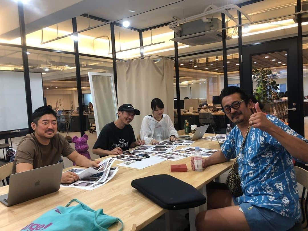 石塚啓次のインスタグラム：「夏の思い出！ お仕事編！ 遊んでばかりではなくこれから始まるオモロい事の打ち合わせもバッチリしてましたよ！会議室もエエけどやっぱスペインのように立ち飲み外飲みの方がエエアイデア出るわ！ 夜露死苦お願いします！ また何するか言います！  #石塚啓次 #YouTube #宵宵祇園  #yoiyoigion  #ブエナビスタデポルテ #buenavistadeporte #バルセロナ」