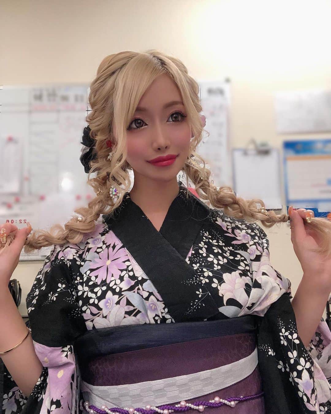 のインスタグラム：「1日目の浴衣は黒です🌸  浴衣の投稿ばっかでごめんんんん  #歌舞伎町 #キャバ嬢 #キャバクラ #美人茶屋 #美神絵梨華 #ショートカット #金髪 #ギャル #浴衣 #着物 #祭り #浴衣ヘア #浴衣女子」