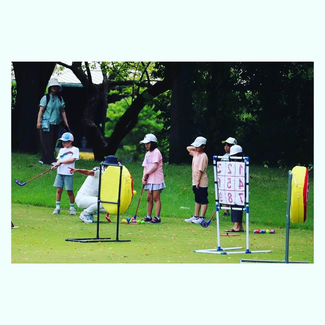 下村真由美さんのインスタグラム写真 - (下村真由美Instagram)「第2回スナッグゴルフイベント【MAST GOLF@スリーハンドレッドクラブ】が茅ヶ崎市の小学生約30名対象に夏休み企画として開催されました⛳️✨  初めてゴルフ場に足を踏み入れ、スナッグゴルフを体験した子供たちの沢山の笑顔に暑い芝の上でも楽しく過ごす事が出来ました🙌 今回初めてお手伝いをさせていただきましたが、 子供達がMASTGOLFの主旨【まなぶ あそぶ そだてる たのしむ】からSDGsの取組を仲間で考える事に少しでも興味を持ってもらえたら嬉しいなと思います🤗  #スナッグゴルフ  #茅ヶ崎市 #スリーハンドレッドクラブ  #mastgolf   MAST GOLF  https://mast-golf-1.jimdosite.com/」7月31日 15時44分 - mayum2323