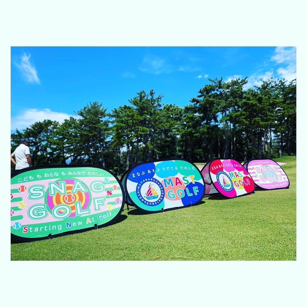 下村真由美さんのインスタグラム写真 - (下村真由美Instagram)「第2回スナッグゴルフイベント【MAST GOLF@スリーハンドレッドクラブ】が茅ヶ崎市の小学生約30名対象に夏休み企画として開催されました⛳️✨  初めてゴルフ場に足を踏み入れ、スナッグゴルフを体験した子供たちの沢山の笑顔に暑い芝の上でも楽しく過ごす事が出来ました🙌 今回初めてお手伝いをさせていただきましたが、 子供達がMASTGOLFの主旨【まなぶ あそぶ そだてる たのしむ】からSDGsの取組を仲間で考える事に少しでも興味を持ってもらえたら嬉しいなと思います🤗  #スナッグゴルフ  #茅ヶ崎市 #スリーハンドレッドクラブ  #mastgolf   MAST GOLF  https://mast-golf-1.jimdosite.com/」7月31日 15時44分 - mayum2323