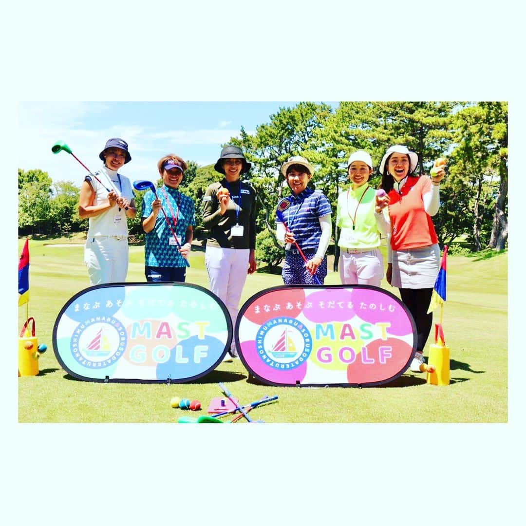 下村真由美さんのインスタグラム写真 - (下村真由美Instagram)「第2回スナッグゴルフイベント【MAST GOLF@スリーハンドレッドクラブ】が茅ヶ崎市の小学生約30名対象に夏休み企画として開催されました⛳️✨  初めてゴルフ場に足を踏み入れ、スナッグゴルフを体験した子供たちの沢山の笑顔に暑い芝の上でも楽しく過ごす事が出来ました🙌 今回初めてお手伝いをさせていただきましたが、 子供達がMASTGOLFの主旨【まなぶ あそぶ そだてる たのしむ】からSDGsの取組を仲間で考える事に少しでも興味を持ってもらえたら嬉しいなと思います🤗  #スナッグゴルフ  #茅ヶ崎市 #スリーハンドレッドクラブ  #mastgolf   MAST GOLF  https://mast-golf-1.jimdosite.com/」7月31日 15時44分 - mayum2323