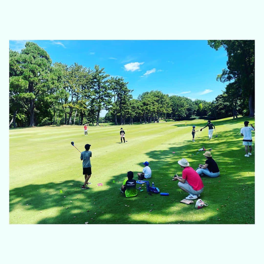 下村真由美さんのインスタグラム写真 - (下村真由美Instagram)「第2回スナッグゴルフイベント【MAST GOLF@スリーハンドレッドクラブ】が茅ヶ崎市の小学生約30名対象に夏休み企画として開催されました⛳️✨  初めてゴルフ場に足を踏み入れ、スナッグゴルフを体験した子供たちの沢山の笑顔に暑い芝の上でも楽しく過ごす事が出来ました🙌 今回初めてお手伝いをさせていただきましたが、 子供達がMASTGOLFの主旨【まなぶ あそぶ そだてる たのしむ】からSDGsの取組を仲間で考える事に少しでも興味を持ってもらえたら嬉しいなと思います🤗  #スナッグゴルフ  #茅ヶ崎市 #スリーハンドレッドクラブ  #mastgolf   MAST GOLF  https://mast-golf-1.jimdosite.com/」7月31日 15時44分 - mayum2323